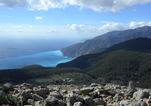 Wandern auf Kreta: Agios Ioannis - Blick vom Dorf zum Meer